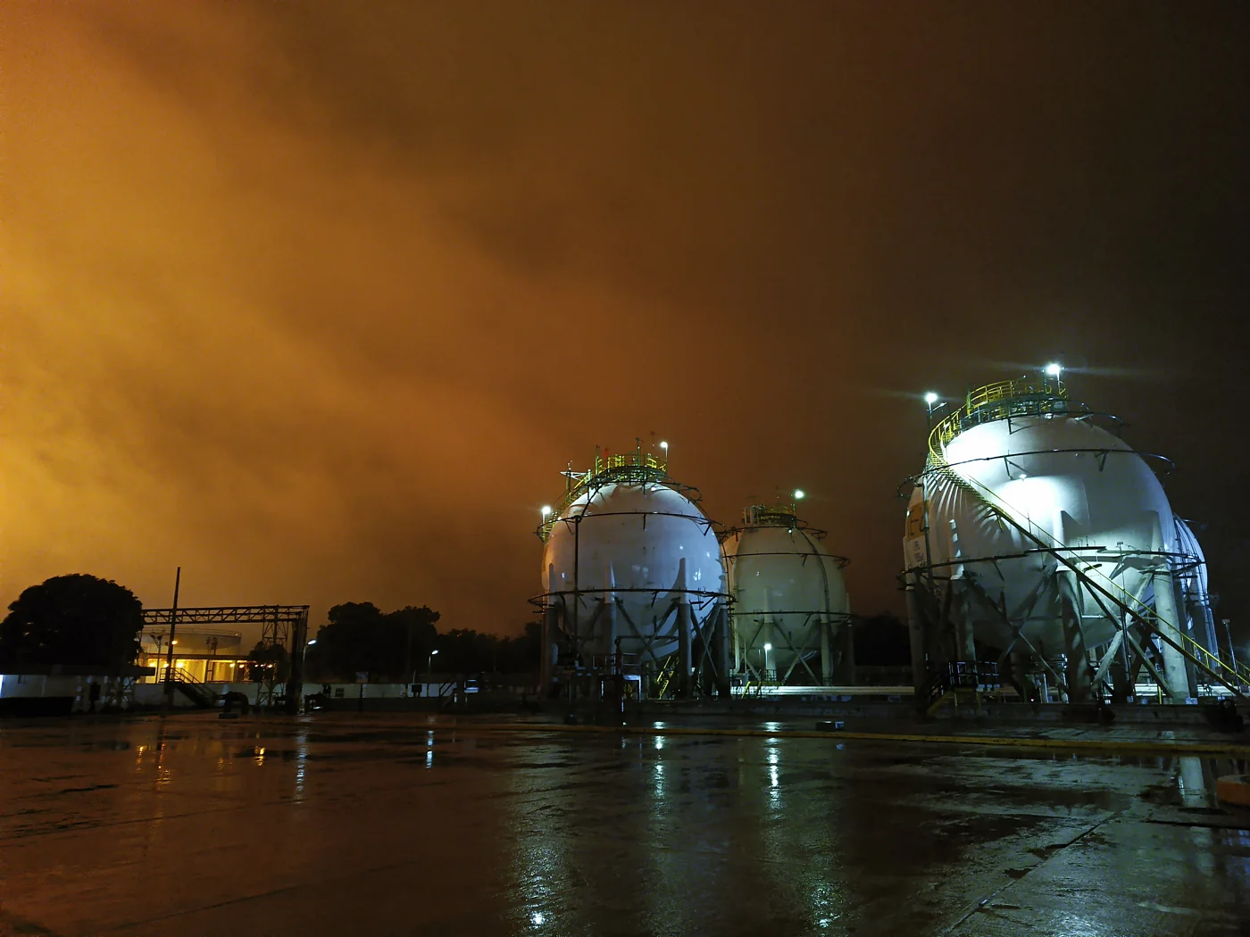 Planta industrial iluminada al anochecer